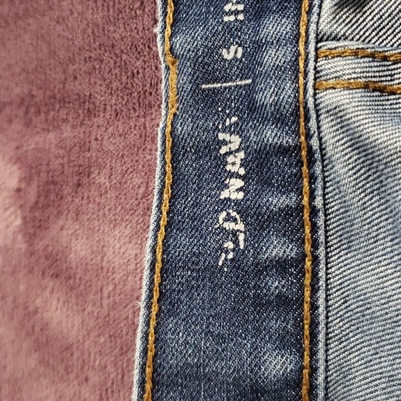 Old Navy, Slim & Straight Jeans; 5 Pockets; Light Factory Distress. Size 30 x 30 - Picture 10 of 13